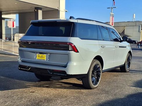 New 2025 Lincoln Navigator Reserve w/ Jet Appearance Package AWD/4WD image 2
