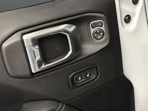 Used 2022 Jeep Wrangler Unlimited Sahara AWD/4WD image 20