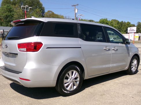 Used 2018 Kia Sedona L image 5