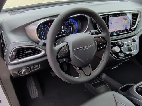 New 2026 Chrysler Pacifica Select w/ S Appearance Package FWD image 14