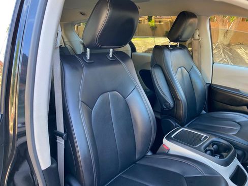 Used 2023 Chrysler Pacifica Touring-L image 57