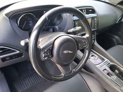 Used 2017 Jaguar F-PACE Premium image 4