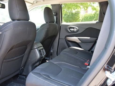 Used 2017 Jeep Cherokee Latitude w/ Cold Weather Group FWD image 15