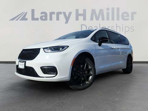 New 2026 Chrysler Pacifica Limited w/ S Appearance Package image 1