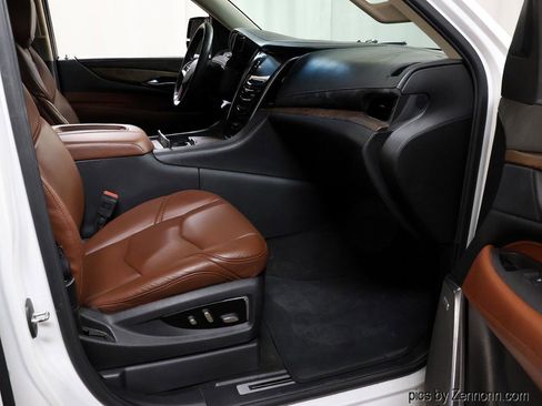 Used 2017 Cadillac Escalade ESV Premium Luxury image 36