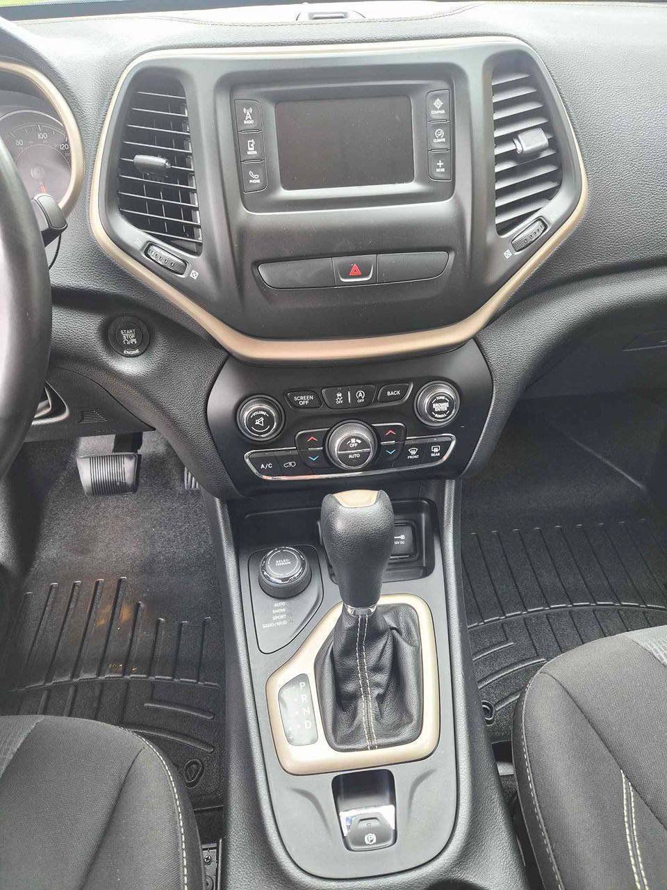 Used 2016 Jeep Cherokee Latitude w/ Comfort/Convenience Group AWD/4WD image 14