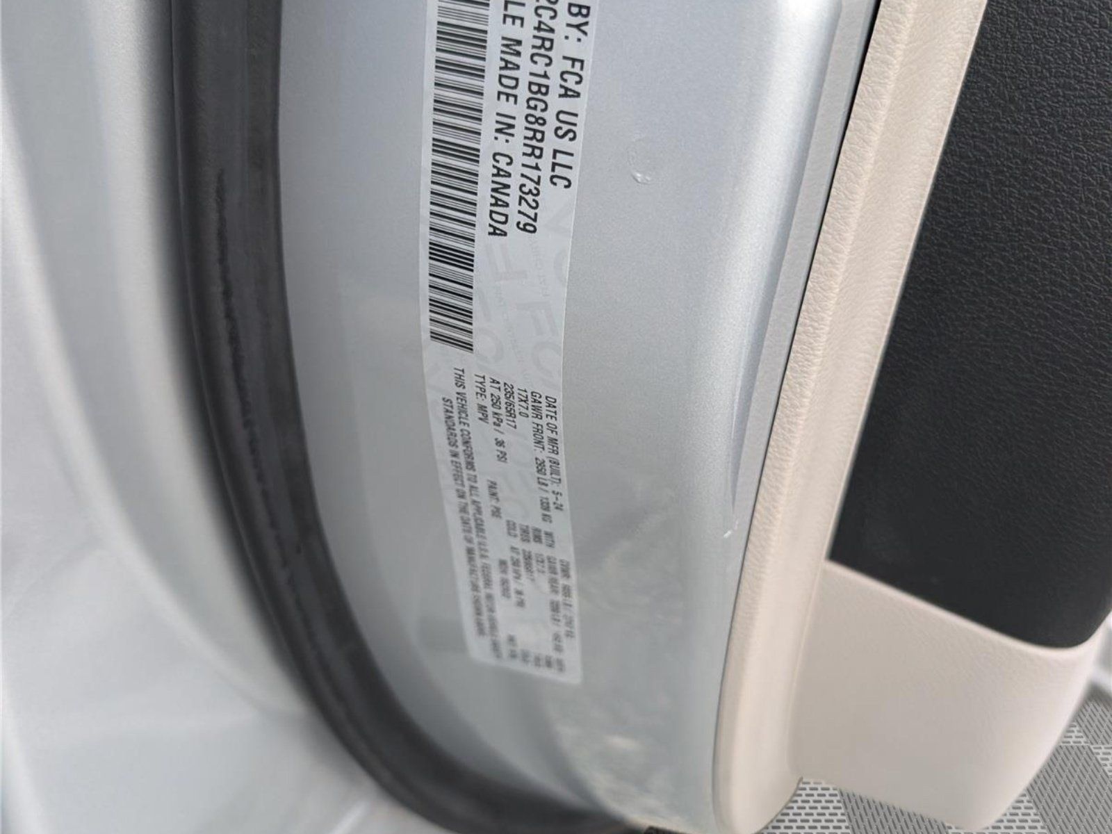 Used 2024 Chrysler Pacifica Touring-L FWD image 17