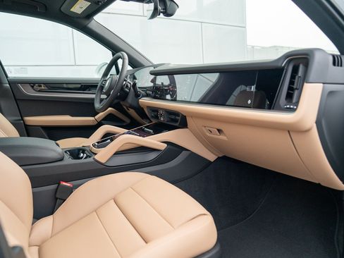 Certified 2026 Porsche Cayenne AWD/4WD image 25