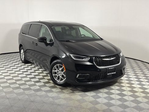 Used 2023 Chrysler Pacifica Touring-L FWD image 2