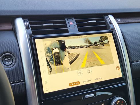 Used 2024 Land Rover Discovery Dynamic SE image 18