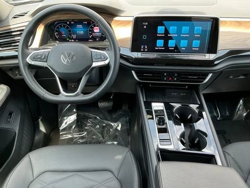 Used 2025 Volkswagen Atlas SE AWD/4WD image 13