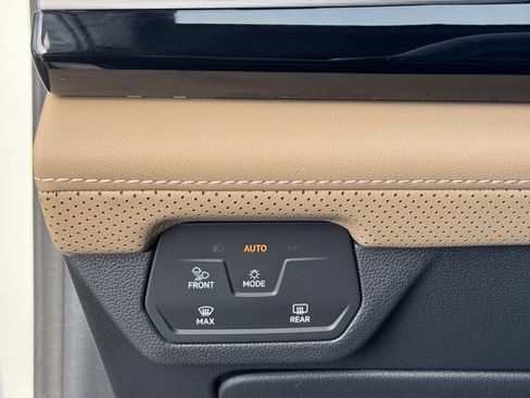 Used 2024 Volkswagen Atlas Cross Sport SE w/ Panoramic Sunroof Package image 29