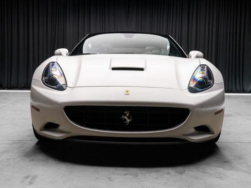 Used 2013 Ferrari California RWD image 18