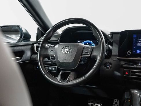 Used 2025 Toyota Camry SE FWD image 14