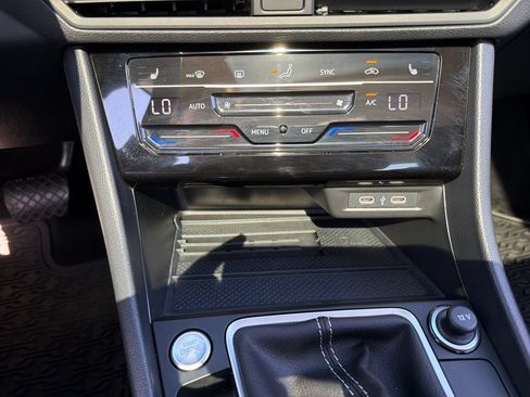 Used 2025 Volkswagen Jetta SE FWD image 17