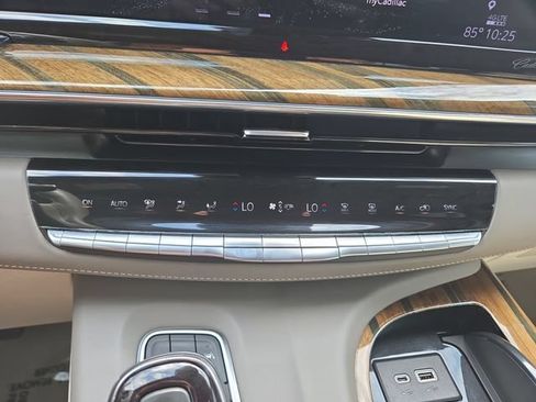 Used 2021 Cadillac Escalade Premium Luxury Platinum AWD/4WD image 31