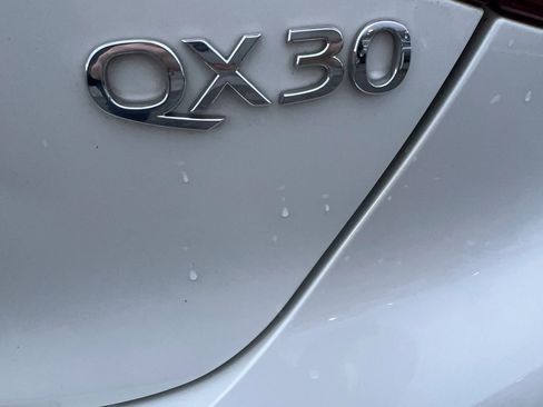 Used 2017 INFINITI QX30 Premium w/ Navigation Package image 8