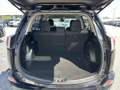 Used 2018 Toyota RAV4 LE FWD image 10