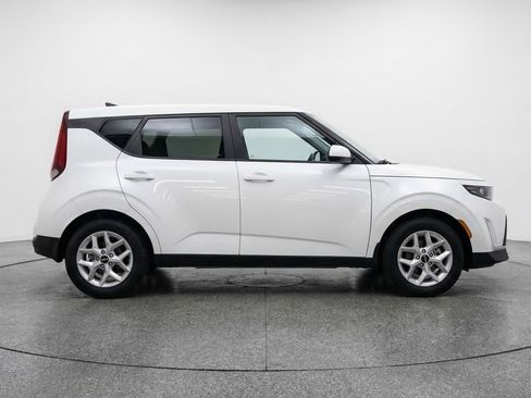 Used 2025 Kia Soul LX w/ LX Technology Package image 11