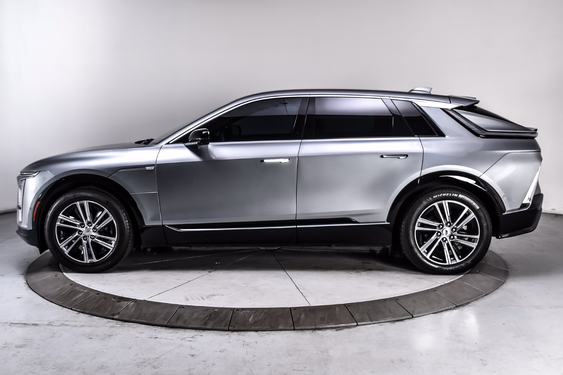 Used 2024 Cadillac Lyriq Luxury w/ LPO, Floor Liner Package AWD/4WD image 3