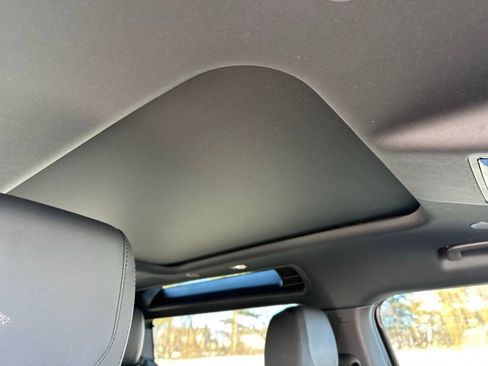 Used 2023 Land Rover Defender 90 S image 23