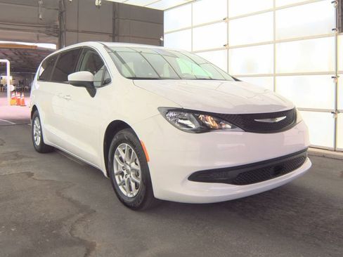 Used 2022 Chrysler Voyager LX FWD image 3