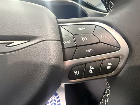 New 2027 Chrysler Pacifica Select FWD image 12