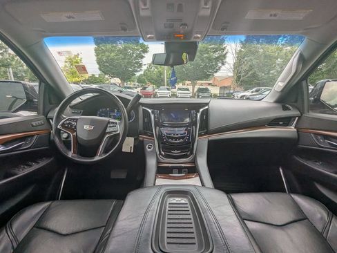 Used 2018 Cadillac Escalade Premium Luxury AWD/4WD image 17
