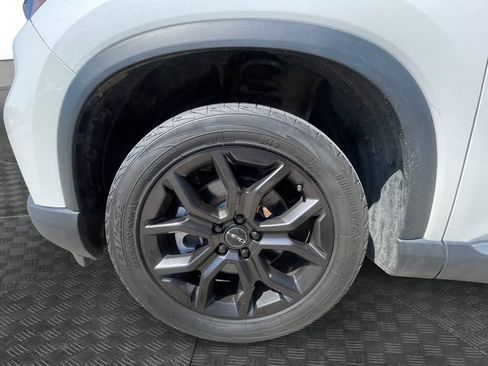 Used 2025 Honda Pilot Touring image 13