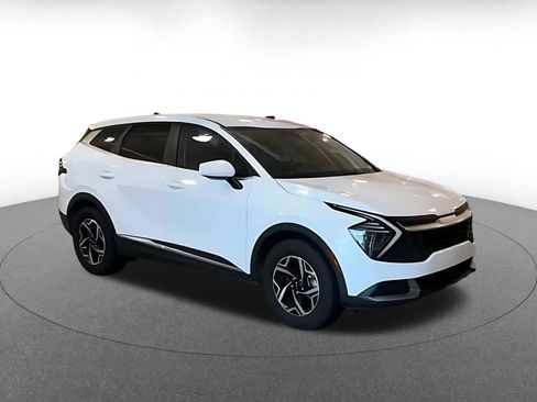 Used 2025 Kia Sportage LX FWD image 2