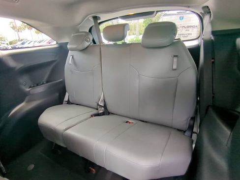 Used 2025 Toyota Sienna XLE FWD image 16