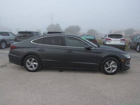 Used 2022 Hyundai Sonata SE image 2