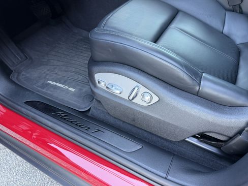 Certified 2025 Porsche Macan image 14