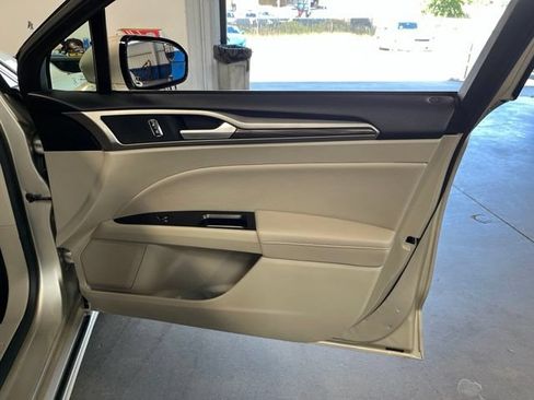 Used 2017 Ford Fusion Energi SE FWD image 13