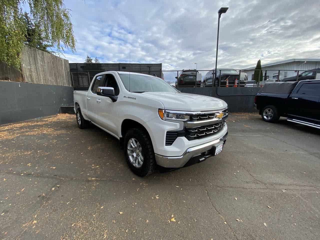 Used 2023 Chevrolet Silverado 1500 LT AWD/4WD image 8