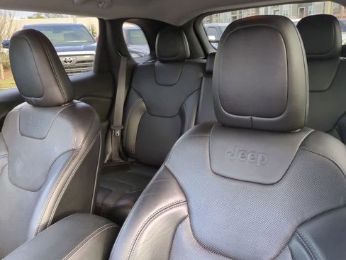 Used 2019 Jeep Cherokee Limited image 8