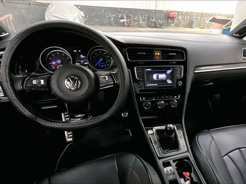 Used 2017 Volkswagen Golf R 4-Door image 17