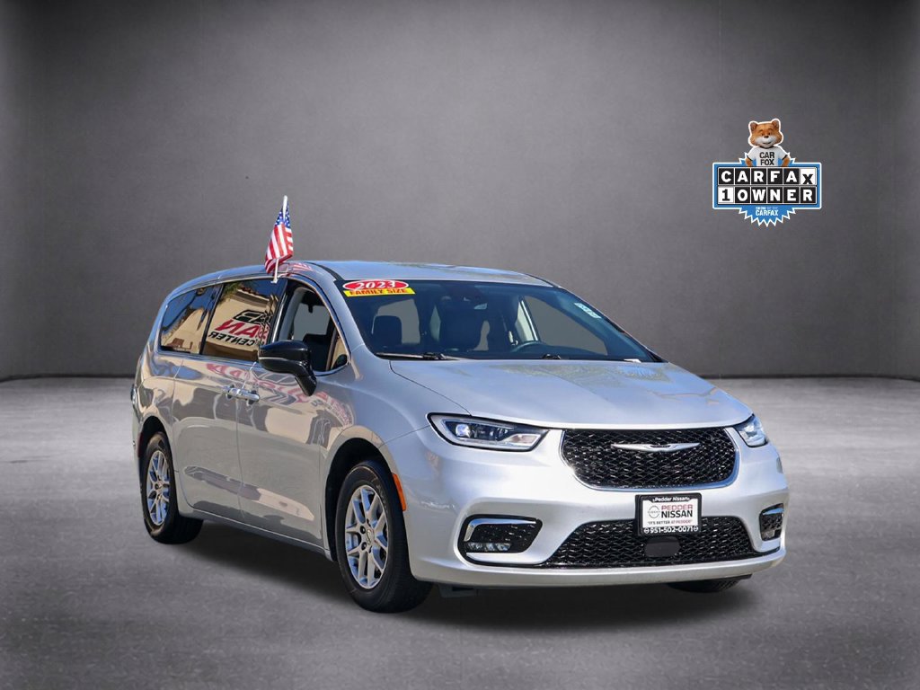 Used 2024 Chrysler Pacifica Touring-L FWD image 2