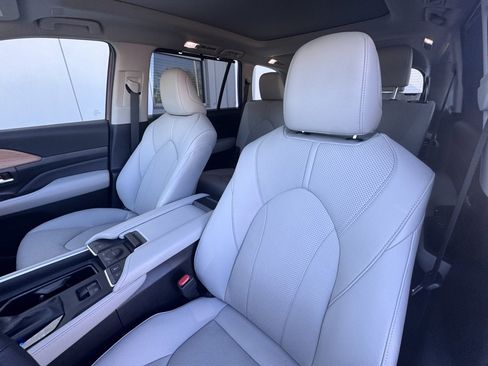 Used 2024 Toyota Grand Highlander Limited image 11