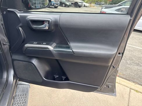 Used 2020 Toyota Tacoma TRD Off-Road w/ Technology Package AWD/4WD image 15