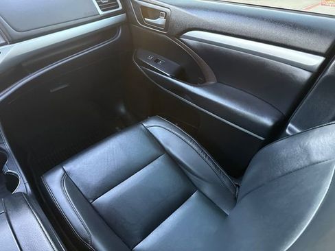 Used 2019 Toyota Highlander XLE image 13