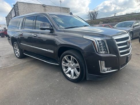 Used 2017 Cadillac Escalade ESV Luxury image 3