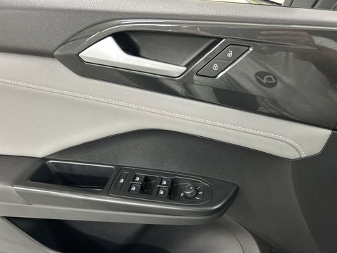 Certified 2022 Volkswagen Taos SEL AWD/4WD image 11