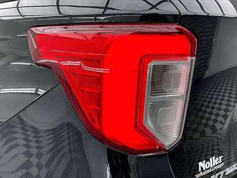 Used 2022 Ford Explorer Limited w/ Equipment Group 301A image 31