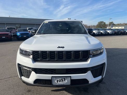 New 2026 Jeep Grand Cherokee Laredo image 2
