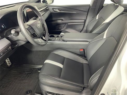 Used 2025 Toyota Camry SE w/ Convenience Package image 2