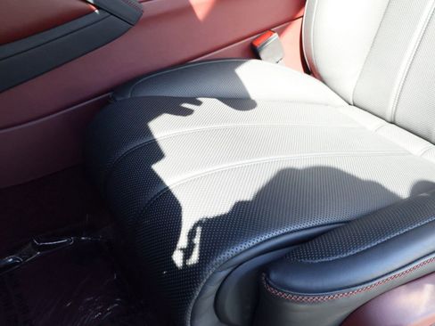 Used 2025 Bentley Bentayga image 9