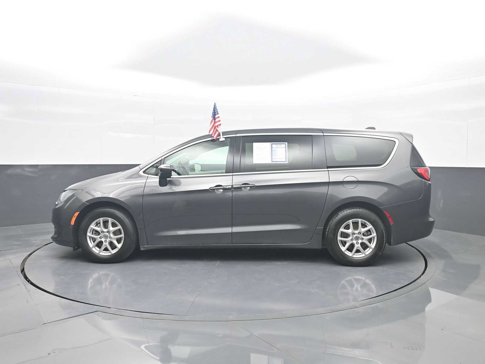 Used 2023 Chrysler Voyager LX FWD image 5
