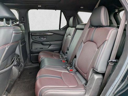 Used 2025 Honda Pilot Black Edition image 17