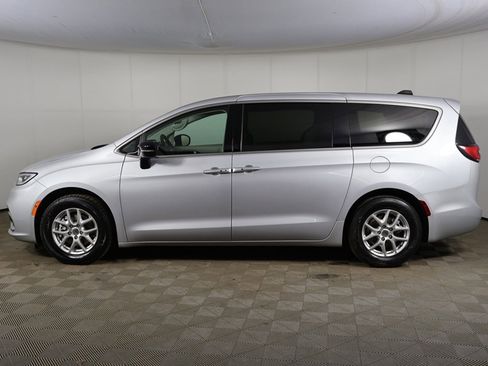 Used 2024 Chrysler Pacifica Touring-L image 14